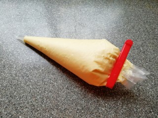 8、芝麻杯子蛋糕,翻拌好的蛋糕糊装进裱花袋。