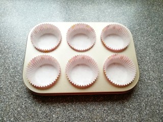 9、芝麻杯子蛋糕,六连模里面放入纸托。