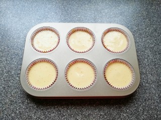 10、芝麻杯子蛋糕,挤入准备好的蛋糕糊，八分满即可。