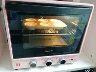 13、芝麻杯子蛋糕,上下管165度烤20分钟。