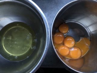 1、心型轻奶酪蛋糕,先把蛋白蛋黄分离在两个干净的容器里。