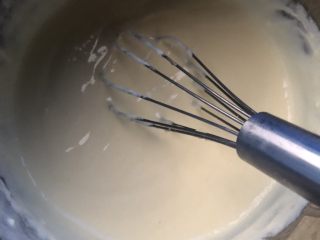 4、心型轻奶酪蛋糕,充分搅拌均匀,无颗粒状。