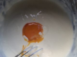 5、心型轻奶酪蛋糕,关火,从热水锅里取出盆,一次加入一个蛋黄搅拌。