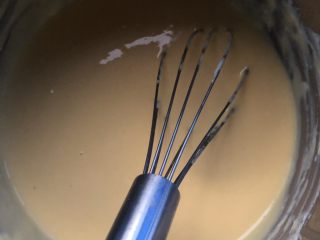 6、心型轻奶酪蛋糕,等搅拌均匀后,继续加一个蛋黄搅拌,全部把蛋黄加完。