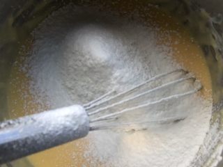 7、心型轻奶酪蛋糕,过筛加入低筋面粉。