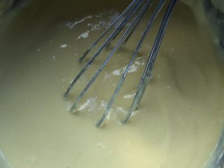 8、心型轻奶酪蛋糕,搅拌至无干粉的蛋黄糊。