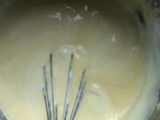 12、心型轻奶酪蛋糕,以翻拌的手法先混合均匀。