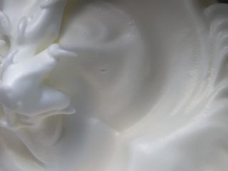 10、心型轻奶酪蛋糕,打发至出现弯钩的状态。