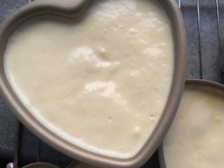 15、心型轻奶酪蛋糕,装入模具里,震动模具颠出大的气泡,稍稍刮平表面。