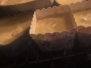 16、心型轻奶酪蛋糕,烤箱预热150度,最下层的烤盘注入热水,烤网架在烤盘上,隔水来烤,转120度烤40分钟左右。