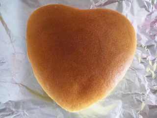 17、心型轻奶酪蛋糕,出炉冷却后脱模冰箱冷藏,口感更佳。