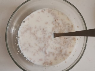 1、香葱苏打饼干,把牛奶和酵母混合备用。小葱切成葱花，不要葱白部分