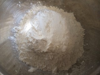 2、香葱苏打饼干,把低粉，葱花，油，盐，小苏打都倒进一个盆里