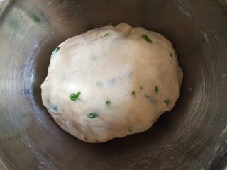 6、香葱苏打饼干,再用手揉捏，揉成面团