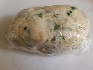 7、香葱苏打饼干,包上保鲜膜，醒半个小时
