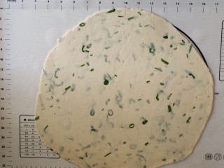 9、香葱苏打饼干,把面团擀成薄饼，尽可能的擀薄，因为烤的时候还发