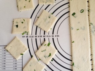 11、香葱苏打饼干,这样大小一致，薄厚均匀，烤的时候也会很均匀，不会有的烤的大一点有的小一点