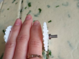 10、香葱苏打饼干,用这种饼干模具把饼干切成5乘5厘米的正方形，这样压出的饼干边规整好看，没有的话直接用刀切成直线型。