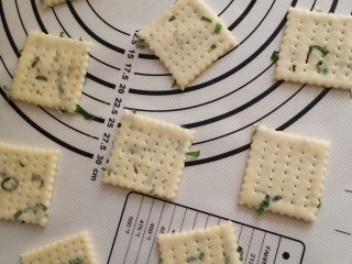 13、香葱苏打饼干,把所有的饼干弄好，多余的边角料再揉好擀薄切成方形。