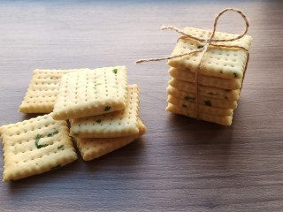 16、香葱苏打饼干,冷却了吃起来微微有点脆