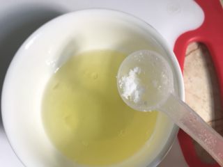 5、黄金三明治,蛋清中加少许盐调味