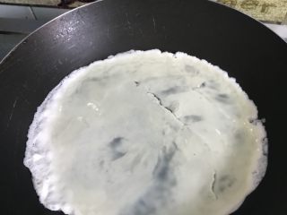 7、黄金三明治,锅中加少许油烧热下蛋清煎制