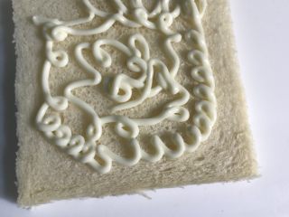 10、黄金三明治,取一片吐司挤上沙拉酱