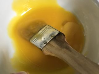 16、黄金三明治,蛋黄用刷子搅散