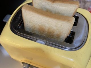 3、厚蛋烧芝士脆皮肠三明治,面包放面包机3档烤一下