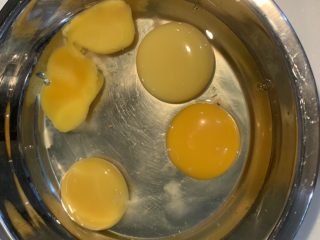 4、厚蛋烧芝士脆皮肠三明治,打入四个鸡蛋