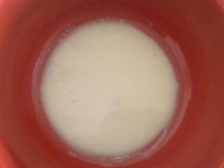 1、脆皮巧克力蛋糕卷,牛奶+玉米油混合在一起,完成乳化。蛋黄蛋清蛋清放冰箱冷冻层冷冻。