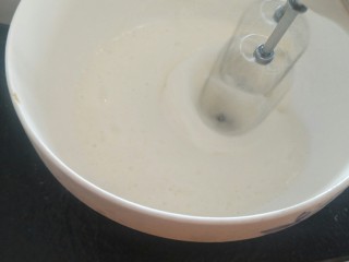 6、脆皮巧克力蛋糕卷,把蛋白打成湿性发泡的状态。