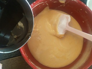 8、脆皮巧克力蛋糕卷,加入刚刚冲好的巧克力糊