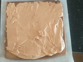 18、脆皮巧克力蛋糕卷,抹上奶油,结尾抹少一点。