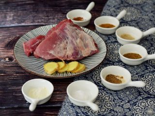 1、黄金猪排,准备好所有的食材