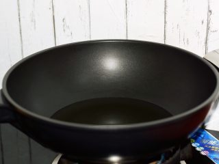 9、黄金猪排,锅中倒入适量的食用油，烧至6-7成热时