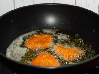 11、黄金猪排,等锅中油温再次升高时，放入复炸至金黄色