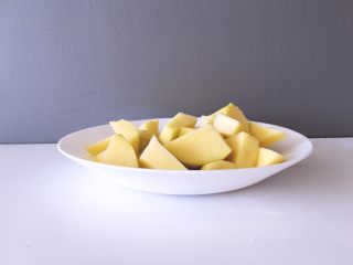 2、中式点心+土豆饼,将土豆去皮洗净切块准备好