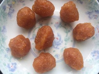 2、菠萝包,利用面团发酵的时间可以先把菠萝馅分好，分8份，每份30克。