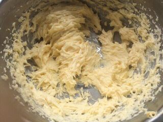 5、菠萝包,这是打发好的黄油状态，颜色微白，有羽毛状态。