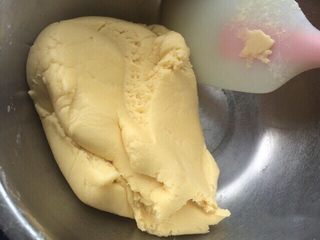 7、菠萝包,搅拌至完全混合无干粉状态即可。