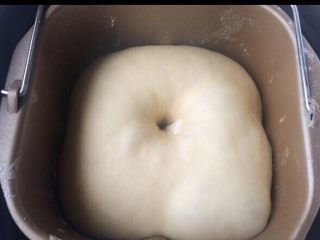 9、菠萝包,菠萝皮完成后，面团正好发酵完毕，看面团有没有一发到位，用手按压一个孔，面团不回缩表示发酵完毕。