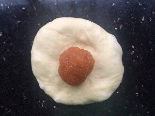 11、菠萝包,拿一份小面包用手掌按压一下，放入菠萝馅收口。