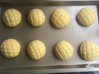 15、菠萝包,把全部做的都放入烤盘中进行二发，发至1.5-2倍大，二发温度30-38度之间不得超40度，湿度75%-85%之间。