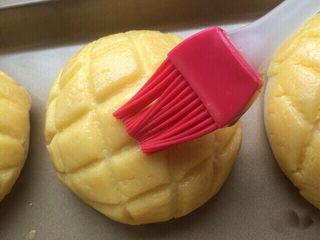 16、菠萝包,二发发酵好，在表面刷上一层全蛋液，也可不刷。