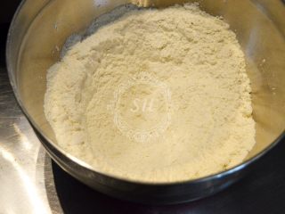 1、面包机揉面就可以的奶酪面包,高粉+糖+盐+奶粉,混合均匀后中间部分开窝