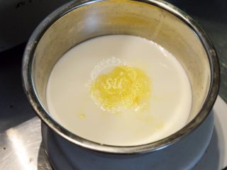 2、面包机揉面就可以的奶酪面包,我用了一半牛奶一半的水,加入全蛋液后混合均匀