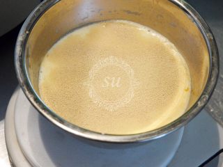 3、面包机揉面就可以的奶酪面包,按量秤量加入酵母。请确保使用的是耐高糖并且保存良好没有失去活性的酵母哦