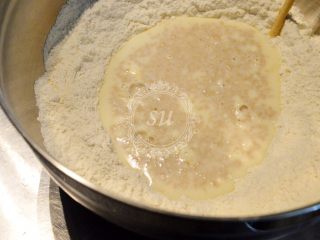 4、面包机揉面就可以的奶酪面包,稍微混合下之后加入我们开好的酵母窝里