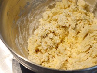 5、面包机揉面就可以的奶酪面包,用筷子稍做搅拌混合到如图就可以